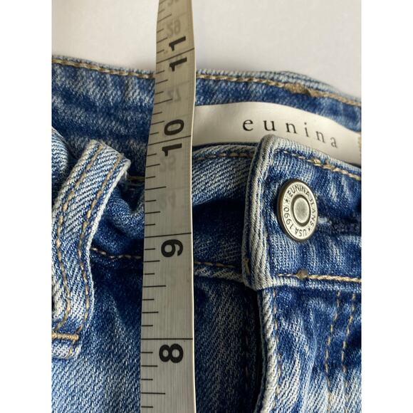 Eunina Women's Medium Wash Distressed Tapered Leg High Rise Jeans Size 0 - Picture 9 of 11